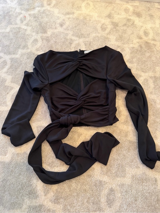 Alice + Olivia Tops - Alice + Olivia Black Long Sleeve Knot Front Crop Top